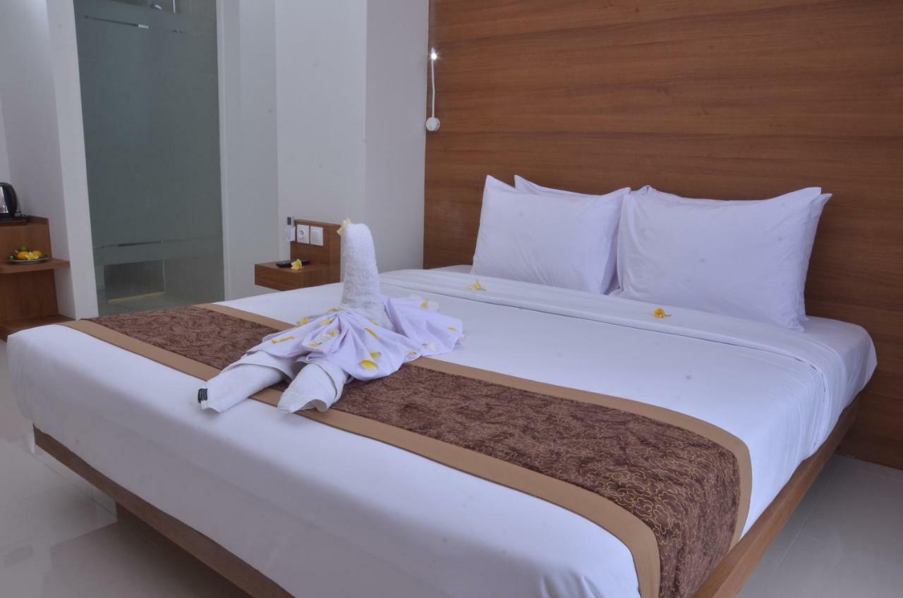ซันวูด อาเรียนซ์ โฮเต็ล แมเนจ บาย เบนคูเลน Hotel มาตารัม ภายนอก รูปภาพ